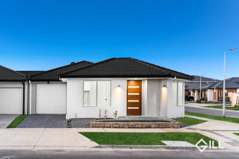 Brand New 4-Bedroom Beauty in Prime Clyde North Location – 2 Ensuites, Modern Comfort, Walk to Everything
