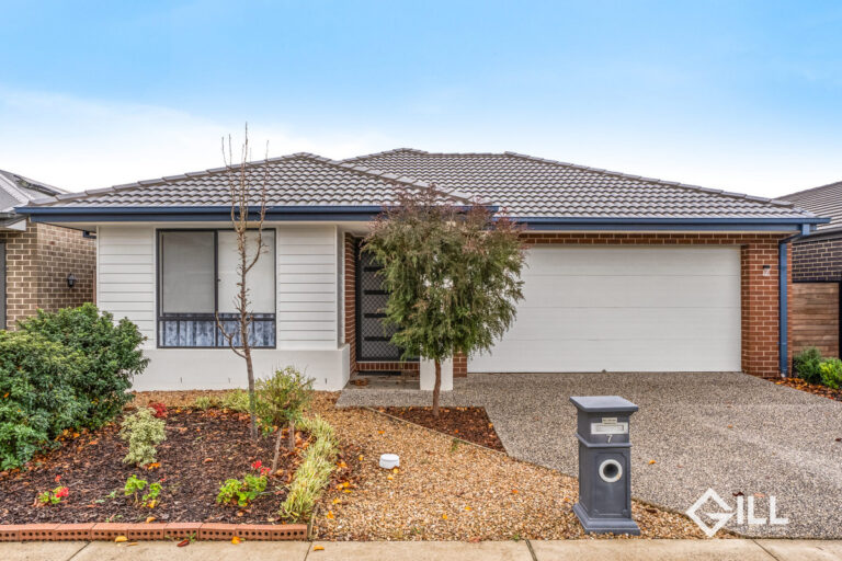 Spacious Family Home in Prime Clyde North Location!