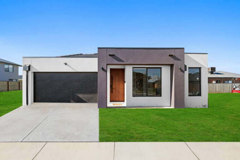 Modern Living at Its Best – Stunning New Home for Lease in Officer