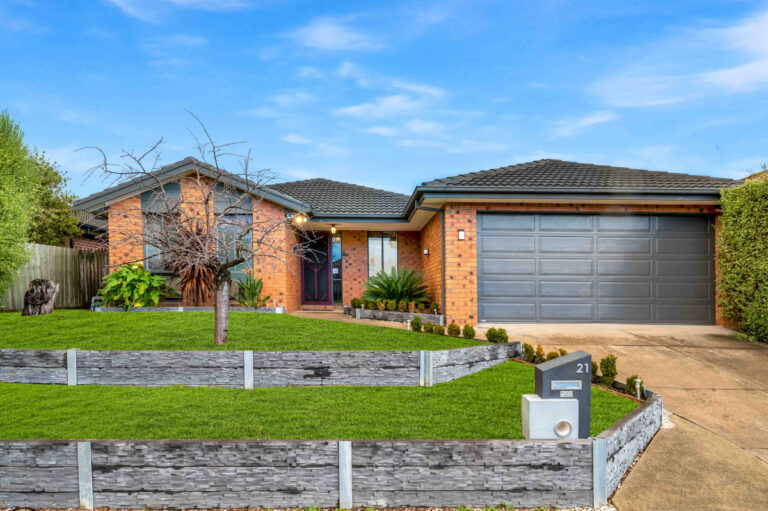 For Lease – Renovated Family Home with Double Garage!