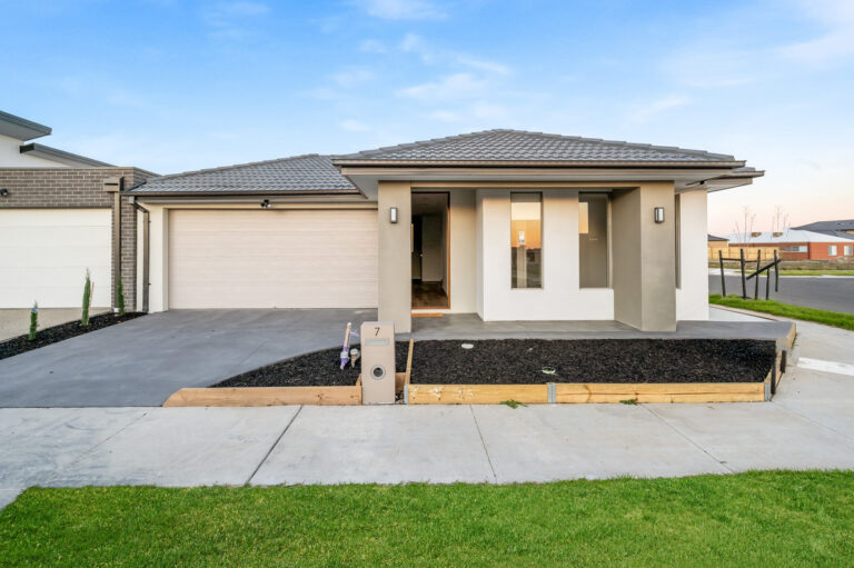 Modern Living Close to Schools, Shops & Transport – 7 Hyla Way, Officer