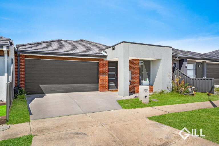 “Embrace Modern Living in the Heart of Clyde North – 20 Pembroke shire Loop Awaits!”